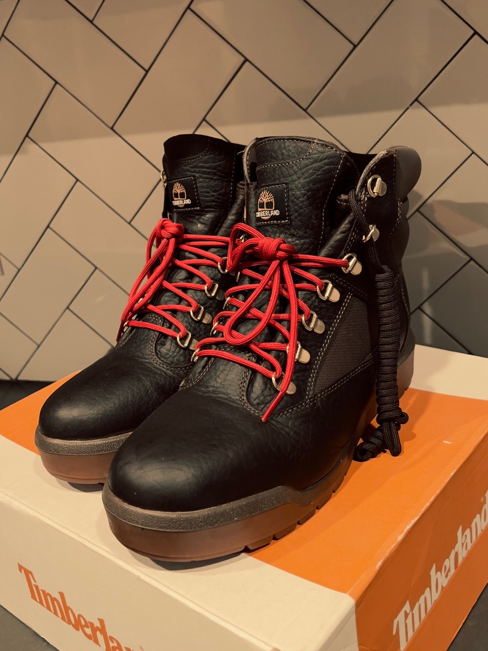 Timberland Men’s Brown Leather Field Boots with interchangeable Brown/Red Laces